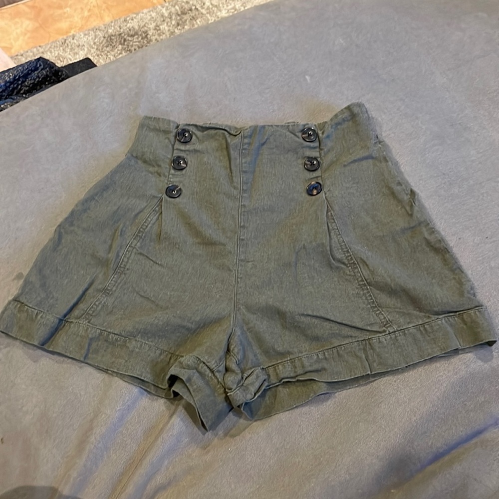 High waisted olive green baggy shorts